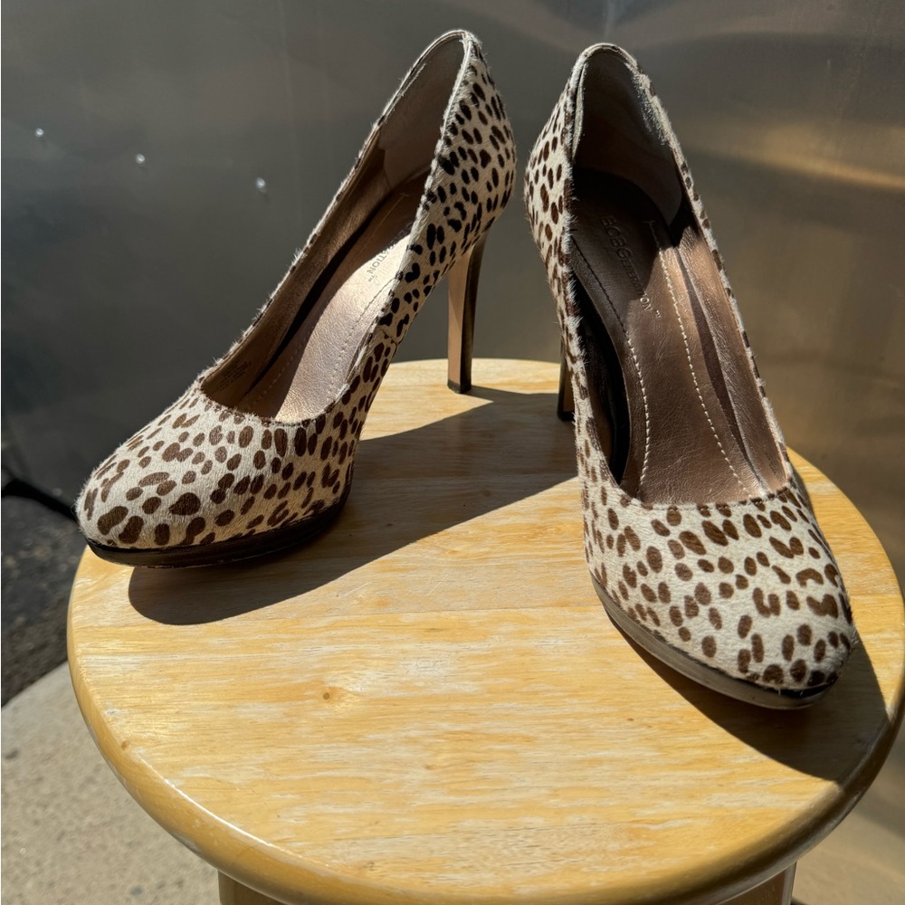 Women’s size 9B Faux fur BCBG platform heels.  Wood pattern heel. - Picture 2 of 4